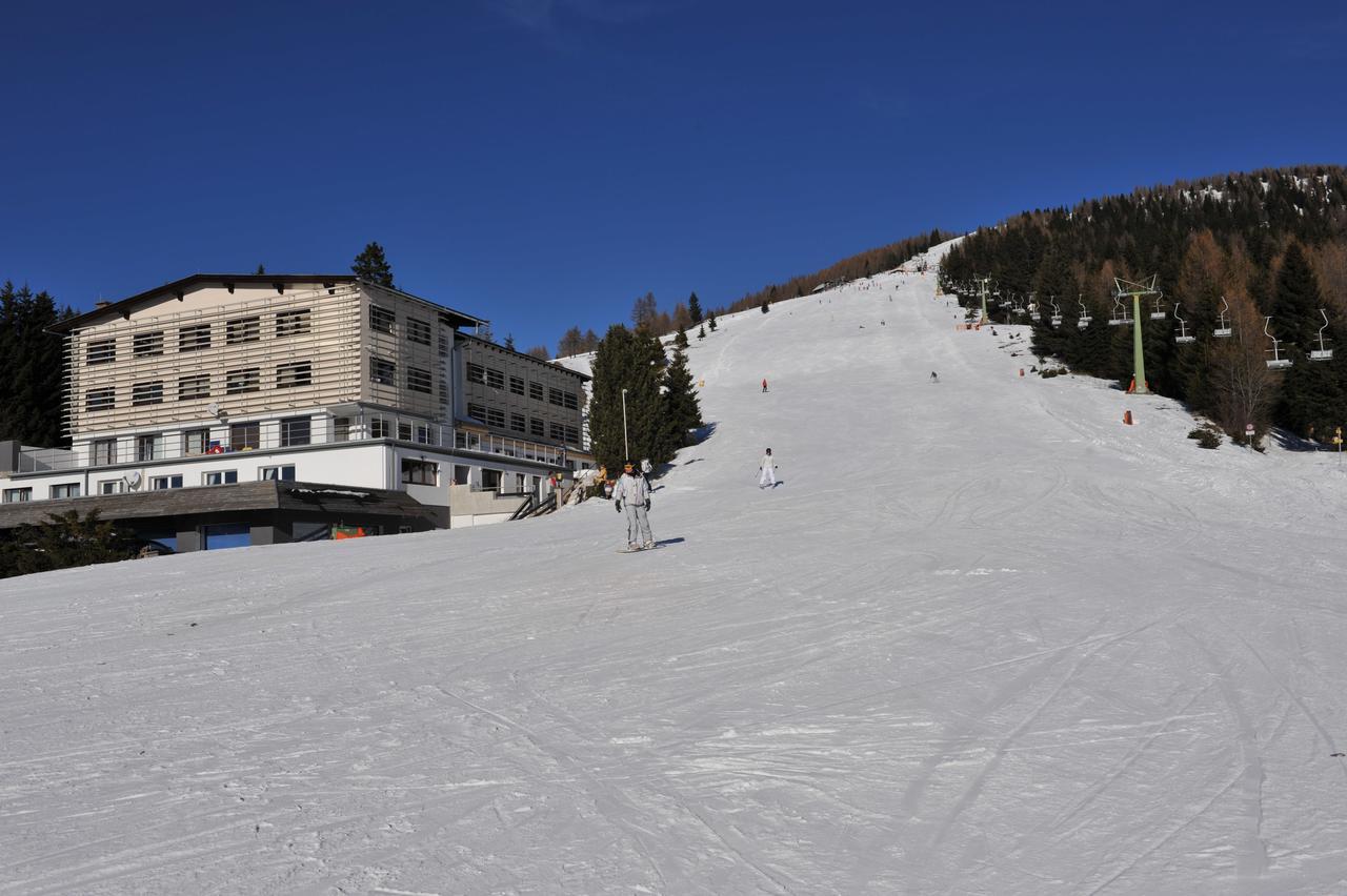 Hotel Alpenrose Gerlitzen Treffen Exteriör bild